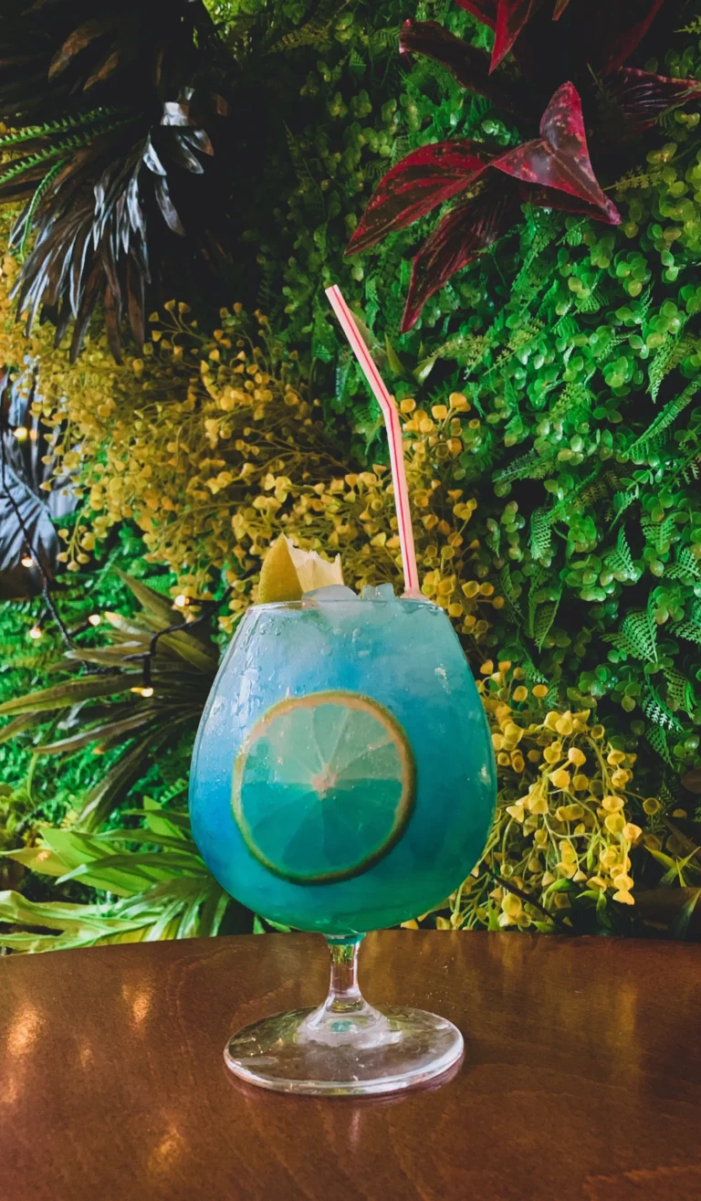 Kontrola trzeźwości w zakładzie pracy. Czy pracodawca może badać alkomatem?